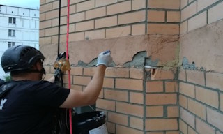 Обследование фасада здания в Донецке в октябре